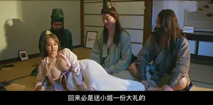 Lợi dụng nện chị kế khó tính đang kẹt dưới gầm giường