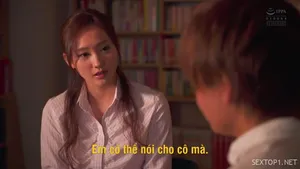 Vị thần hố táo bạo đã lẻn vào nhà vệ sinh nữ của trường Đại học Sư phạm và chiếm một chiếc bệ ngồi. Anh ta đã quay phim nhiều nữ sinh liên tiếp. Có một cô nàng BB siêu đẹp mắc chứng sợ bẩn. Cô ấy cởi hết đồ lót khi đi tiểu.