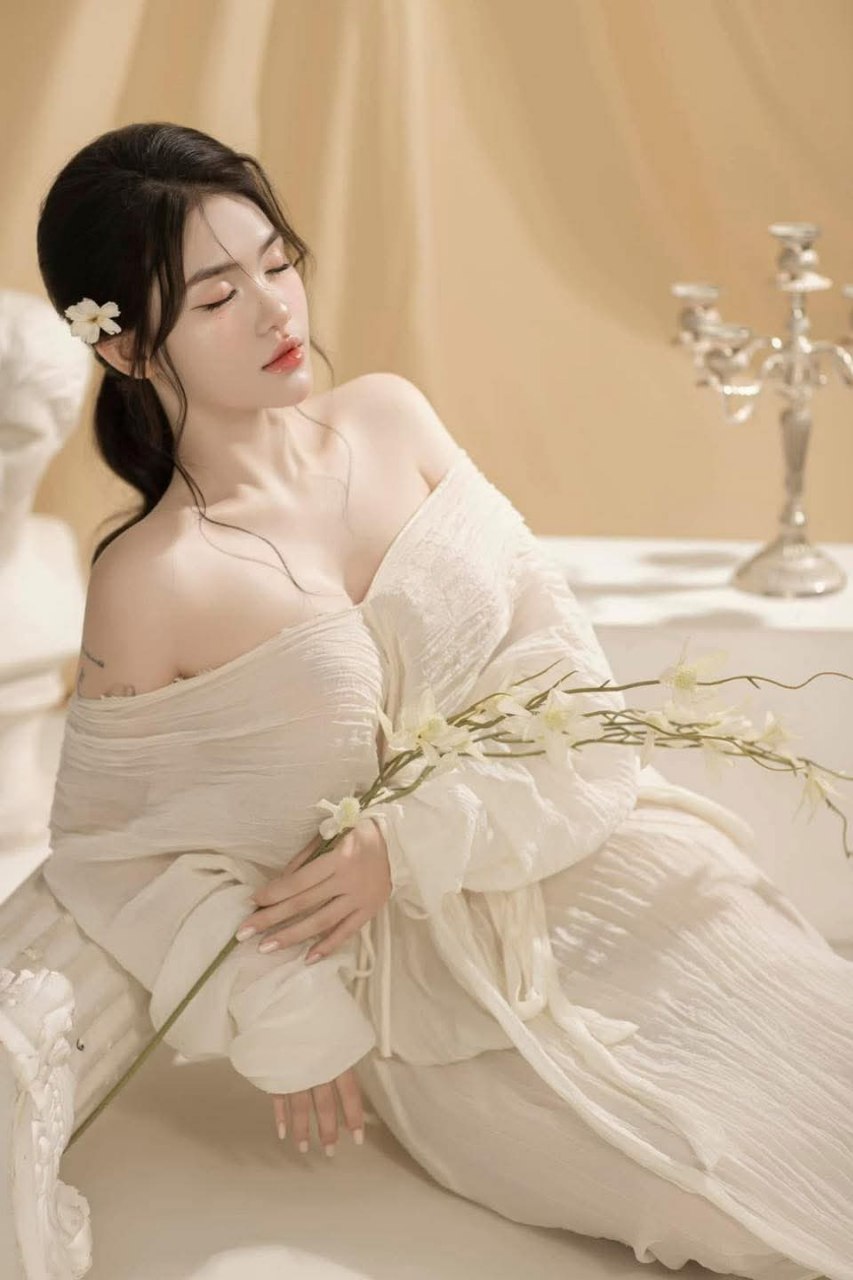Cháu có muốn nếm thử mùi lồn của cô không
